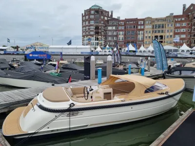 tender afgemeerd in een jachthaven