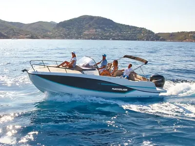 motorboot met passagiers op zee