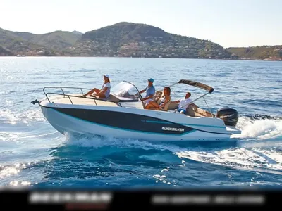 Motorboot met personen op zee en kust op achtergrond