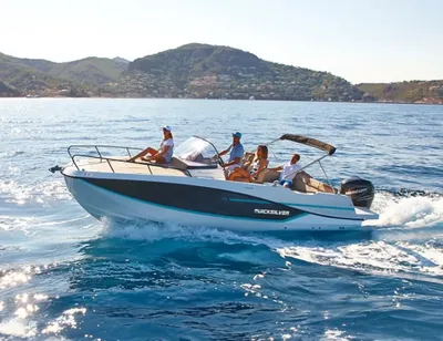 motorboot met passagiers op zee