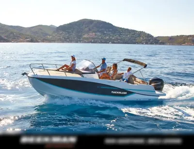 motorboot op zee met passagiers