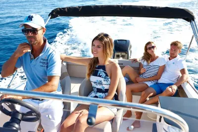 vier personen op een motorboot op zee