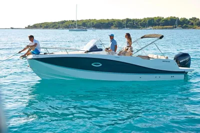 motorboot op helder water met personen