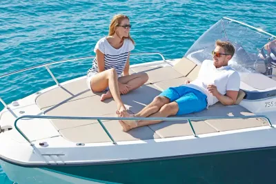 mensen op voorschip van motorboot