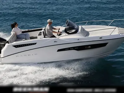 motorboot met twee personen op zee
