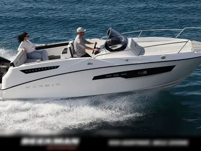 motorboot op open water met bemanning