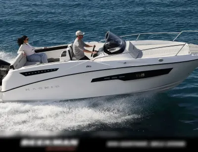 motorboot op open water met bemanning