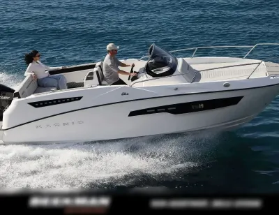 motorboot op open water met twee personen