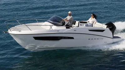 motorboot met twee personen varend op zee