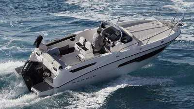 motorboot op zee met bemanning