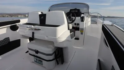 stuurbak en zitgedeelte van een speedboot