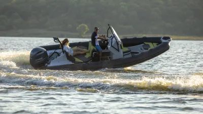 RIB-boot met twee personen op het water