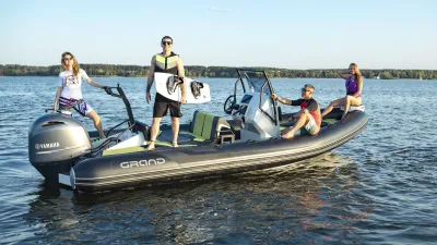 RIB met vier personen op het water