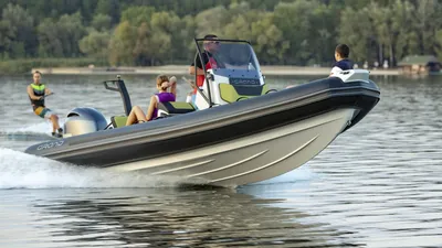 RIB met passagiers en wakeboarder op meer