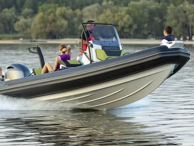 RIB met personen op een meer