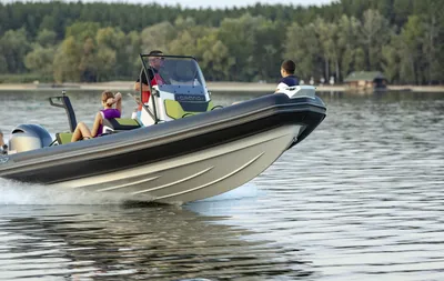 RIB met passagiers en wakeboarder