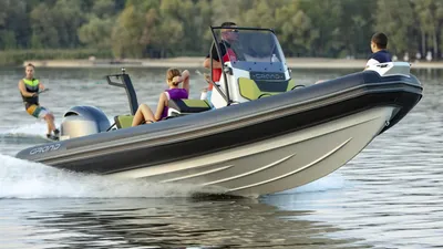 RIB met opvarenden op het water