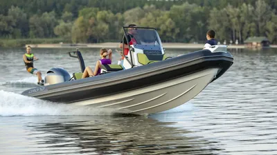 RIB met passagiers op het meer