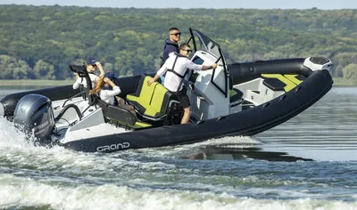 RIB met meerdere personen op het water