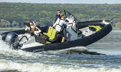 RIB met passagiers op het water