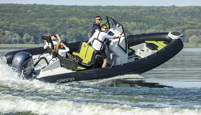 RIB met passagiers op rustig meer