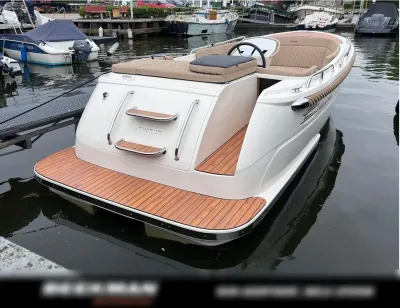 achterzijde tender aangemeerd in jachthaven