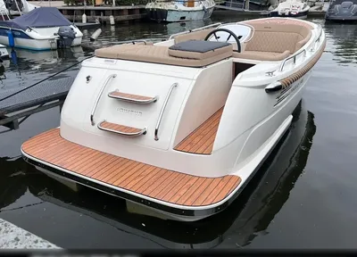 achteraanzicht van tender in een jachthaven