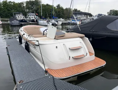 kleine tender aangemeerd bij een steiger