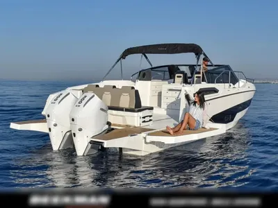 boot op zee met zonnebed en motoren