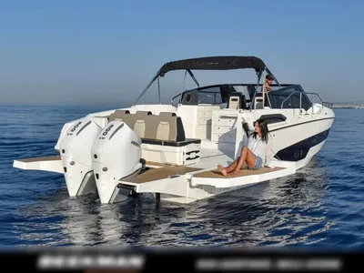 motorboot op rustig water met personen