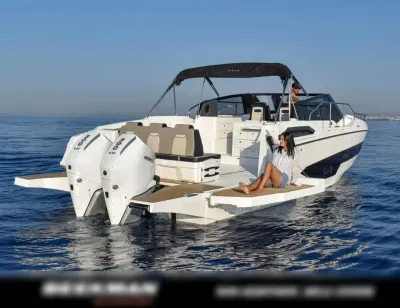 boot op zee met zonnebed en motoren