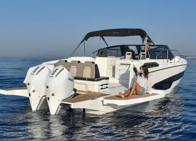 motorboot op rustig water met personen