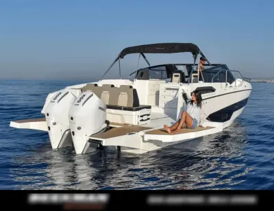 motorboot op rustig water met zwemplatform