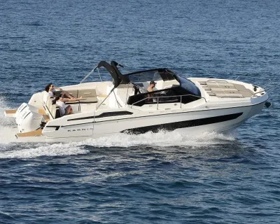 motorboot op open water met passagiers