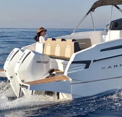 boot achteraanzicht op open water