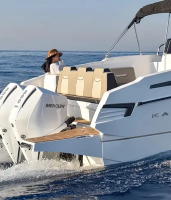 achterkant van een motorboot op zee