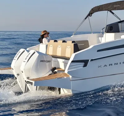 achterkant van motorboot op open zee