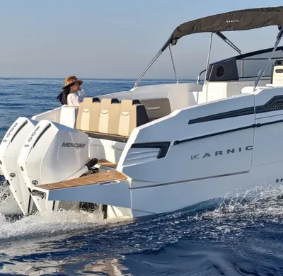 achterzijde van boot op open water