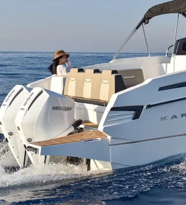 achteraanzicht van motorboot op zee