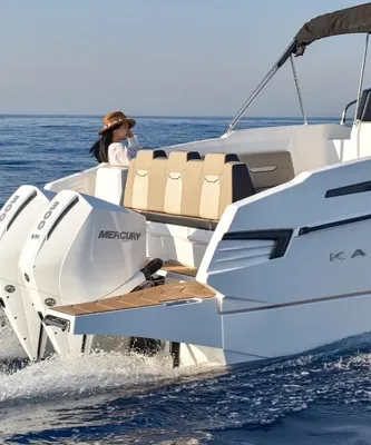 achterzijde van een motorboot op zee