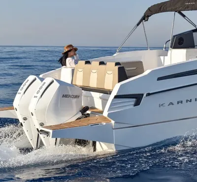 achterkant van een motorboot op open water