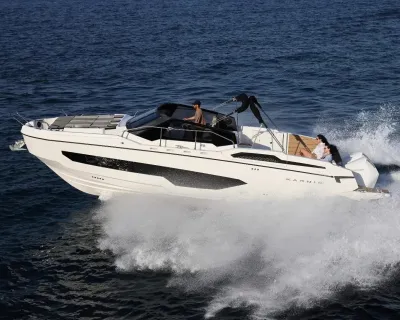 witte motorboot varend op open zee