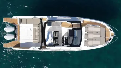 bovenaanzicht van motorboot op open water