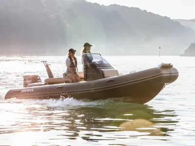 RIB met twee personen op het water