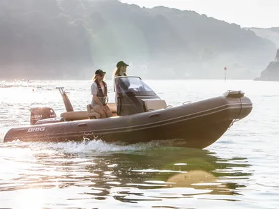 RIB-boot met twee personen op het water