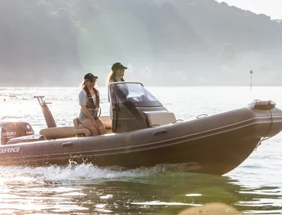 RIB met twee personen op het water