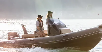 RIB-boot met twee personen op het water