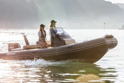 RIB met twee personen op het water