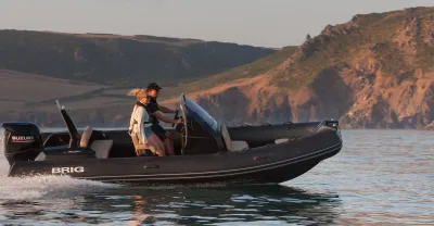RIB-boot met twee personen bij kust