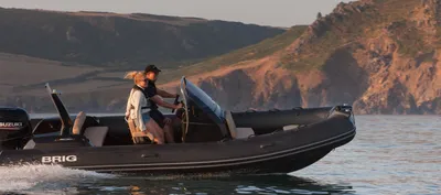 RIB met twee personen op open water